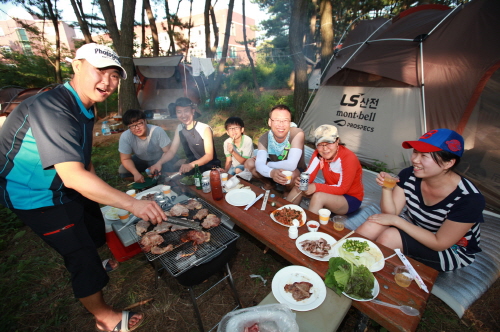 LS산전 임직원 가족이 5일 충남 보령 대천 해수욕장에서 캠핑과 저녁 만찬을 즐기고 있다. 사진=LS산전 제공