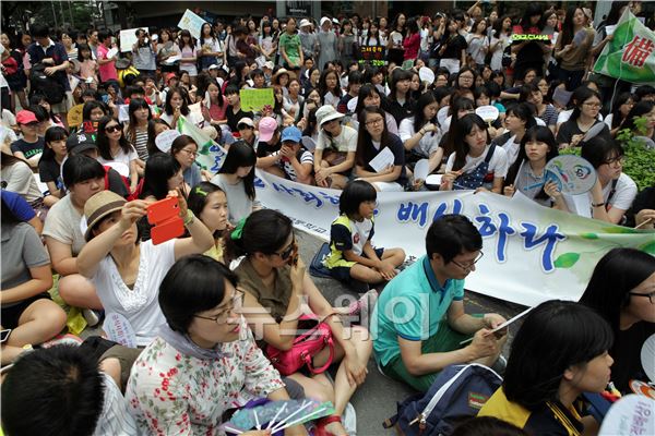 구리여자 고등학교 학생들이 일본대사관 앞에서 열린 일본군 '위안부' 문제 해결을 위한 수요집회에 참가했다. 이주현 기자 juhyun@newsway.co.kr