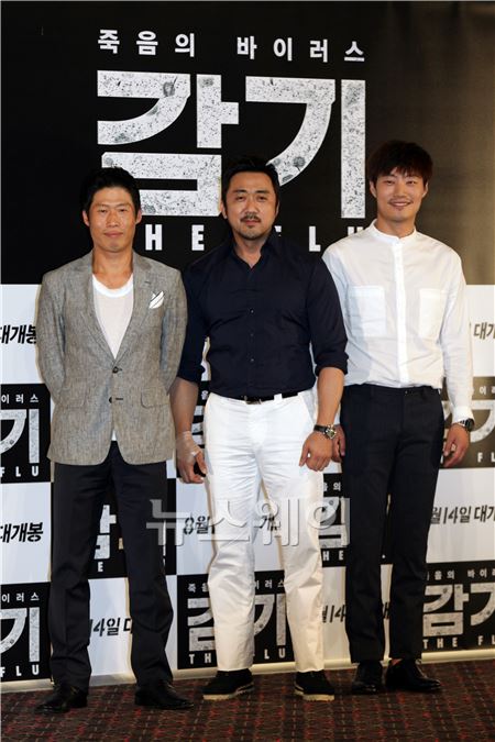 영화 ‘감기’ 언론시사회에 참석한 배우 유해진, 마동석, 이희준이 포토타임을 갖고 있다. 이주현 기자 juhyun@newsway.co.kr