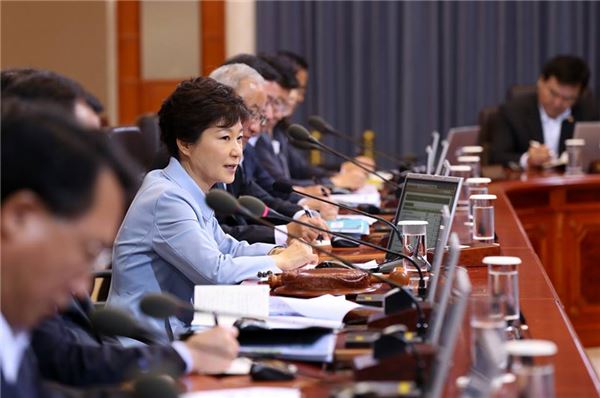 박근혜 대통령이 지난 6일 청와대에서 국무회의를 주재하고 하반기 국정운영에 대해 논의를 나누고 있다. 사진=청와대 제공