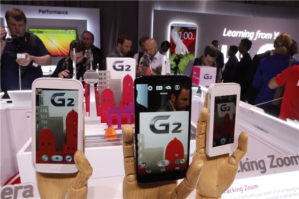‘LG G2’를 체험하고 있는 관람객들 기사의 사진