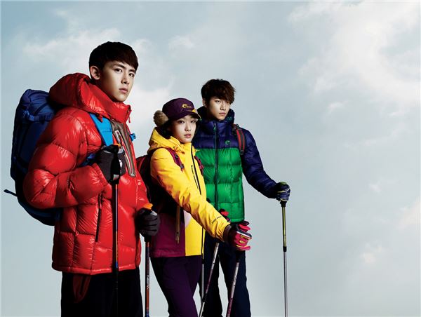 2PM·김고은이 제안하는 올 겨울 ‘다운재킷’ 스타일 기사의 사진