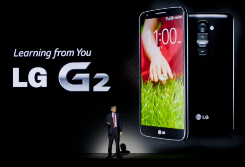 LG전자 MC사업본부장 박종석 부사장이 7일(현지시간) 미국 뉴욕에서 열린 ‘LG G2 Day’ 행사에서 'LG G2'를 소개하고 있다. 사진=LG전자 제공