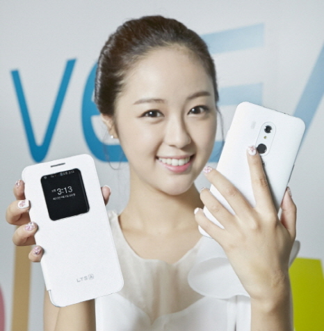 팬택은 세계 최초로 지문인식기능을 지원하는 LTE-A 스마트폰 ‘베가 LTE-A’ 8월 중순부터 SK텔레콤을 통해 판매한다. 사진=팬택 제공