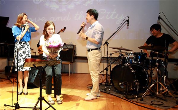 KT는 광화문 올레스퀘어 드림홀에서 매주 금요일 저녁 연인들을 위한 공연과 프러포즈 이벤트로 구성된 ‘러브 앤 더 시티 인 썸머’를 8월 말까지 진행한다고 8일 밝혔다. (사진=KT 제공)