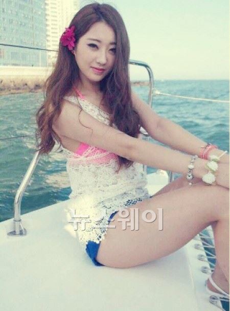 ‘나인뮤지스’ 경리, 요염한 요트 위 비키니 차림 기사의 사진