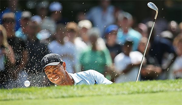 우즈의 벙커샷. ⓒPGA투어닷컴