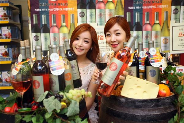 12일 오전 서울 한강로동 이마트 용산점에서 도우미들이 캐년로드 와인을 소개하고 있다. 사진=이마트 제공