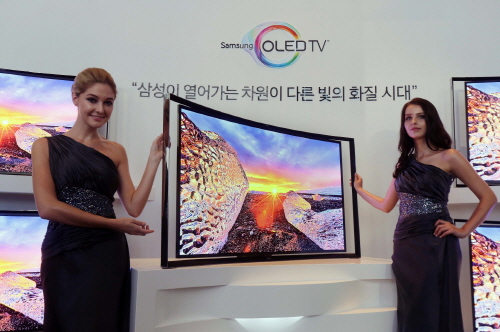 삼성은 지난 6월 출시한 커브드 OLED TV의 가격을 불과 두달만에 1500만원에서 990만원으로 대폭 인하하며 시장 선점에 나섰다. 사진=삼성전자 제공