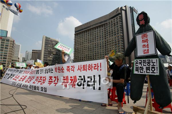 대한민국 어버이연합 회원들이 서울광장에 마련된 민주당 천막당사 앞에서 민주당 장외투쟁 규탄 기자회견을 열고 민주당을 비판하는 구호를 외치고 있다. 이주현 기자 juhyun@newsway.co.kr