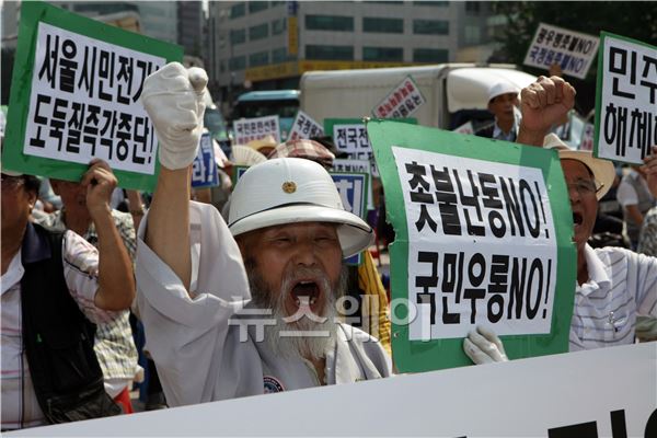 대한민국 어버이연합 회원들이 서울광장에 마련된 민주당 천막당사 앞에서 민주당 장외투쟁 규탄 기자회견을 열고 민주당을 비판하는 구호를 외치고 있다. 이주현 기자 juhyun@newsway.co.kr