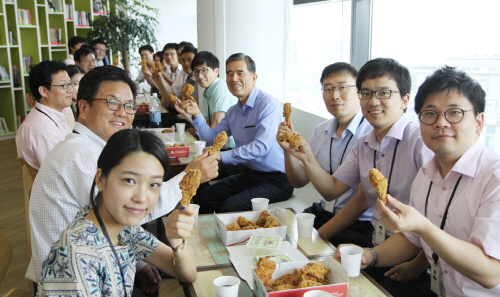지난 12일 심경섭 ㈜한화 대표이사(사진 오른쪽 네번째)가 임직원들과 함께 치킨을 나누고 있다. 사진=한화 제공