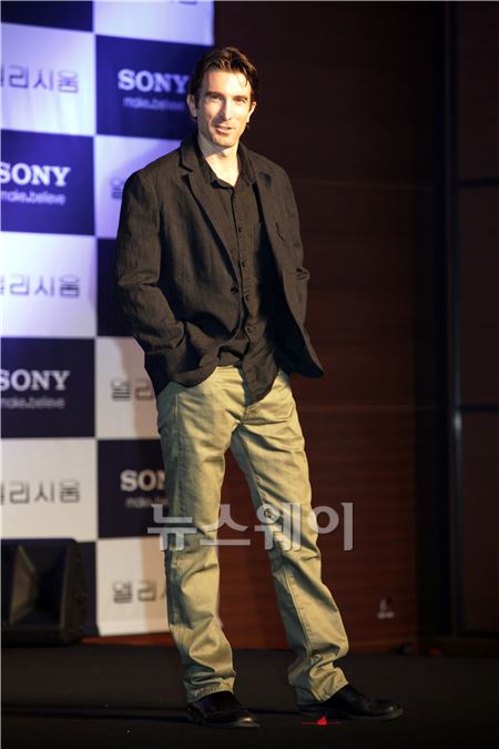 기자회견에 참석한 영화 ‘엘리시움’의 배우 샬토 코플리가 포토타임을 갖고 있다. 이주현 기자 juhyun@newsway.co.kr