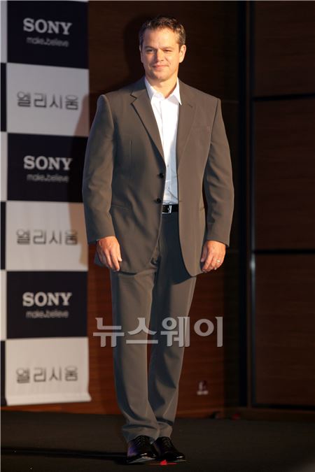기자회견에 참석한 영화 ‘엘리시움’의 배우 맷 데이먼이 포토타임을 갖고 있다. 이주현 기자 juhyun@newsway.co.kr