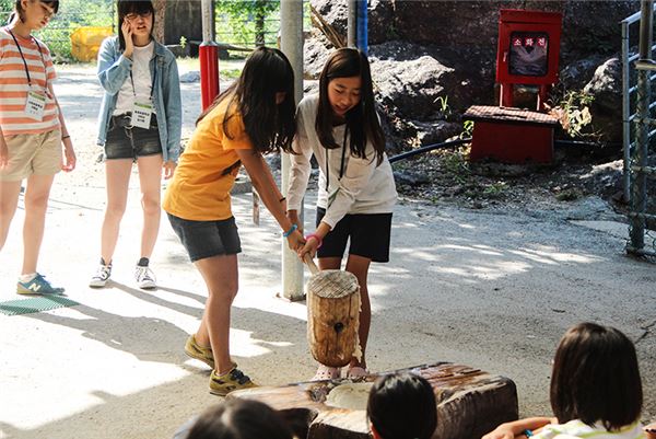 한국GM의 협력업체 모임인 '협신회' 회원사 임직원 자녀 70여명이 지난 12일부터 2박3일간 경남 하동 청학동서당 청소년수련원에서 예절캠프에 참여했다. 사진은 캠프에 참여한 청소년들이 떡메를 치는 모습. 사진=한국GM 제공
