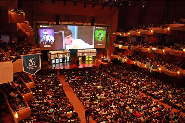 넥슨은 밸브 코퍼레이션이 개발하고 자사가 시범 서비스 중인 정통 AOS게임 ‘도타 2’의 첫 국내 대회 우승팀 ‘에프엑스오픈’에게 미국 시애틀에서 열린 글로벌 도타 2 토너먼트 ‘인터내셔널’의 현장 참관의 기회를 제공했다고 16일 밝혔다. (사진=넥슨 제공)