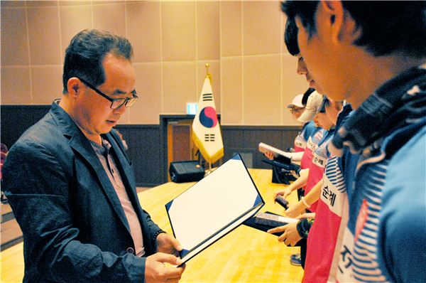 학생들에게 명예기자증을 전달하고 있는 김종현 뉴스웨이 대표