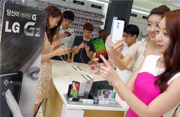 서울 강남구 청담동 LG베스트샵 강남본점에서 고객들이 'LG G2'를 시연해 보고 있다. 사진=LG전자 제공