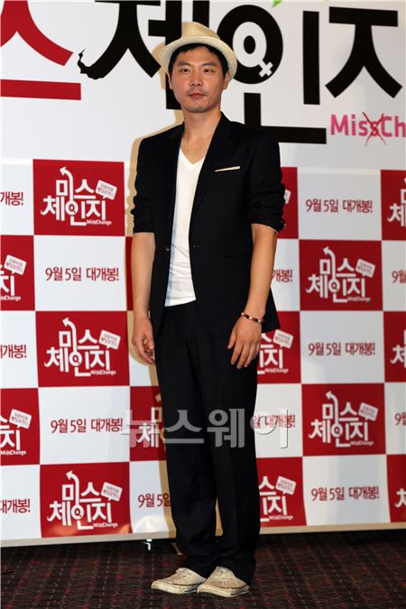 영화 ‘미스체인지’ 언론시사회에 참석한 배우 송삼동이 포토타임을 갖고 있다. 이주현 기자 juhyun@newsway.co.kr