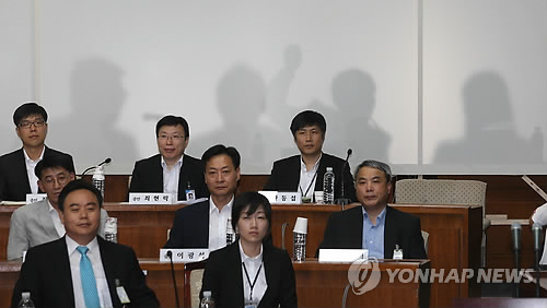 가림막 뒤의 국정원 직원들. 사진=연합뉴스 제공
