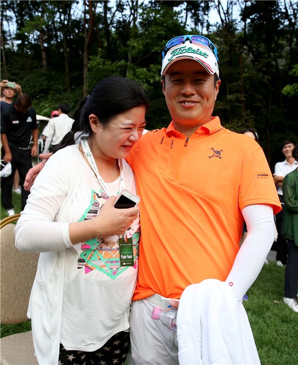 우승을 확정한 김형태가 만삭의 아내 변희진씨와 우승기쁨을 나누고 있다. ⓒKPGA 민수용포토