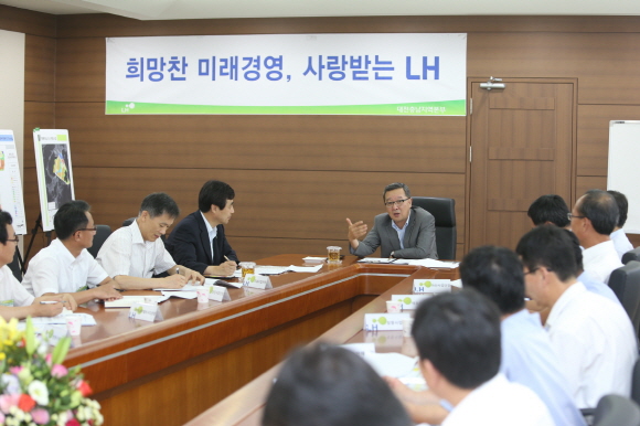 이재영 LH 사장이 대전충남지역본부를 방문해 현안을 점검하고 있다. 사진=LH 제공