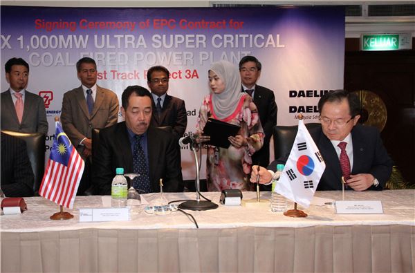 대림산업 이철균 사장(우측)과 말레이시아 국영전력청 프로젝트 디렉터(좌측)가 계약서에 서명을 하고 있다. 사진제공=대림산업