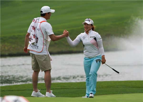 우승을 확정지은 김지현이 캐디와 기쁨을 나누고 있다. ⓒKLPGA 박준석 포토