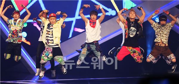 그룹 빅스타가  22일 오후 서울 상암동 CJ E&M센터에서 진행된 엠넷(Mnet)의 엠카운트다운(M Countdown) 생방송에 참석해 무대를 선보이고 있다.