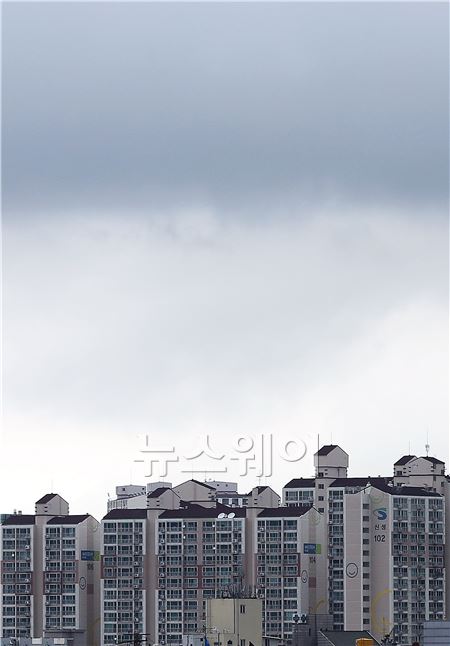 처서인 23일 오전 서울시 성동구의 아파트 단지위에 먹구름이 끼어있다. 김동민 기자 life@newsway.co.kr