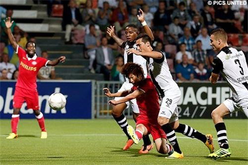 박지성(왼쪽 세번째 붉은 유니폼)이 25일 오전 열린 2013~2014 에레디비지에 헤라클레스와의 원정 경기에서 극적인 동점 골을 성공시키고 있다. 사진=PSV 아인트호벤 제공