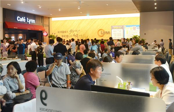 지난 23일 개관한 ‘광주전남혁신도시 우미린’ 견본주택에는 총 1만2000여명의 인파가 몰렸다. 상담 받는 방문객들 모습. 사진=우미건설 제공