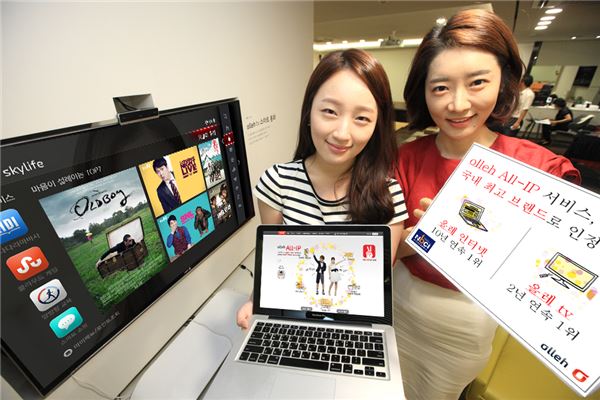 KT는 olleh All-IP 서비스의 대표적인 상품인 ‘올레인터넷’과 ‘올레 tv’가 한국생산성본부에서 주관하는 ‘2013 국가브랜드경쟁력지수(NBCI)’에서 각각 10년과 2년 연속 1위를 수상했다고 26일 밝혔다. (사진=KT 제공)