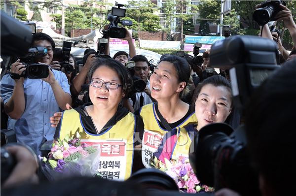 26일 오후 서울 종로구 혜화동 성당 종탑에서 농성을 벌이던 전국학습지산업노조 재능교육지부 오수영, 여민희 조합원이 202일간의 종탑농성을 끝내고 지상으로 내려와 동료에게 축하를 받고 있다. 김동민 기자 life@newsway.co.kr