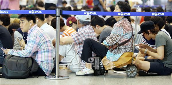 28일 오전 7시 부터 시작되는 추석 기차표 예매를 위해 시민들이 기다리고 있다. 김동민 기자 life@newsway.co.kr