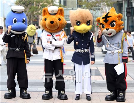 28일 오후 국군의 날 행사단(단장 권태오 중장)소속 장병들이 서울 청계광장에서 국군의 날 정전 60주년, 건군 65주년을 맞이한 'I Believe' 캠페인을 알리는 홍보물을 나눠주고 있다. 사진은 홍보물을 나눠주던 국방부 캐릭터 좌로부터 해돌이(해군), 해병이(해병대),푸르매(공군), 호국이(육군) 김동민 기자 life@newsway.co.kr