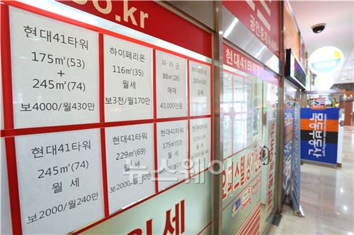 목동 한 아파트단지 내 상가 부동산의 전세 매물표. 사진=김동민 기자 life@newsway.co.kr