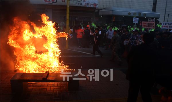 29일 오전 대한민국상이군경회는 서울 동작구 대방동 통합진보당 당사 앞에서 통합진보당 이석기 의원, 이정희 대표의 모형에 화형식을 했다. 김동민 기자 life@newsway.co.kr