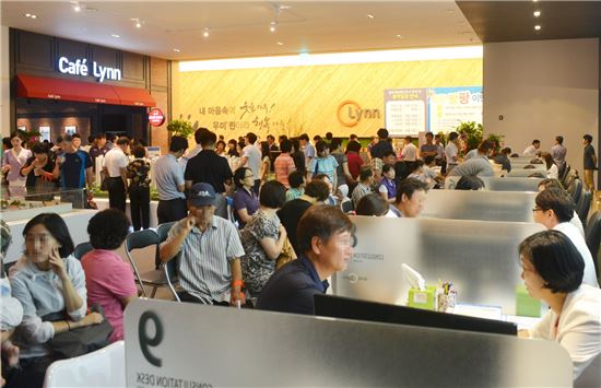 지난달 30일 ‘광주전남혁신도시 우미린’ 견본주택에서 방문객들이 상담을 받고 있다. 사진=우미건설 제공