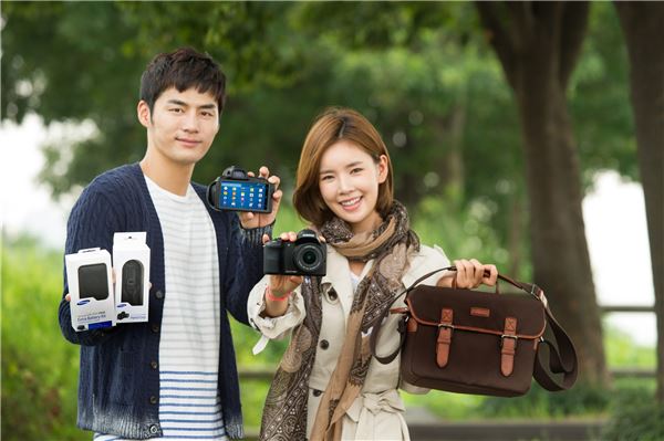 삼성전자가 출사의 계절 가을을 맞아 카메라 구매고객에게 특별한 혜택을 제공하는 '삼성 스마트 카메라 Falling in Fall 페스티벌'을 실시한다. 사진은 서울 성산동 월드컵 공원에서 삼성전자 모델이 '삼성 스마트 카메라 Falling in Fall 페스티벌'을 소개하는 모습. 사진=삼성전자 제공