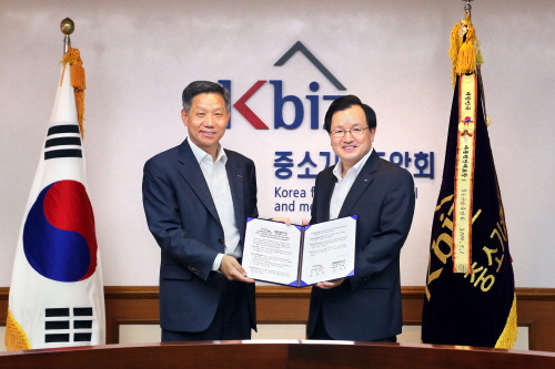 한국주유소협회와 세진텔레시스가 LED조명공동구매를 업무협약(MOU)을 체결했다. 사진=중소기업중앙회 제공