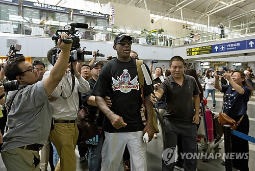 데니스 로드먼이 평양으로 가기 위해 베이징 공항을 나가고 있다. 사진=연합뉴스 제공