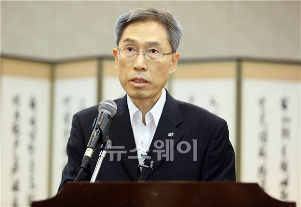 5일 오전 서울 서초구 양재동 한국농수산식품유통공사 aT센터에서 추석 성수품 구매적기,  상차림 비용 등에 대해서 발표하는 한국농수산식품유통공사 수급관리처장 조해영. 김동민 기자 life@newsway.co.kr