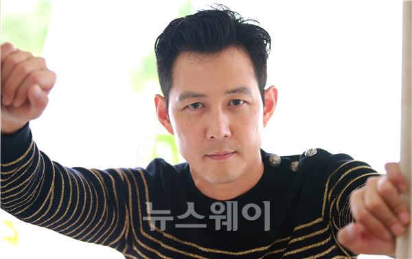 9월 11일 개봉하는 영화 ‘관상’에서 수양대군 역을 맡은 배우 이정재가 6일 오후 삼청동의 한 카페에서 진행된 <뉴스웨이>와의 인터뷰에 앞서 사진촬영을 위한 포즈를 취하고 있다. 김동민 기자 life@newsway.co.kr