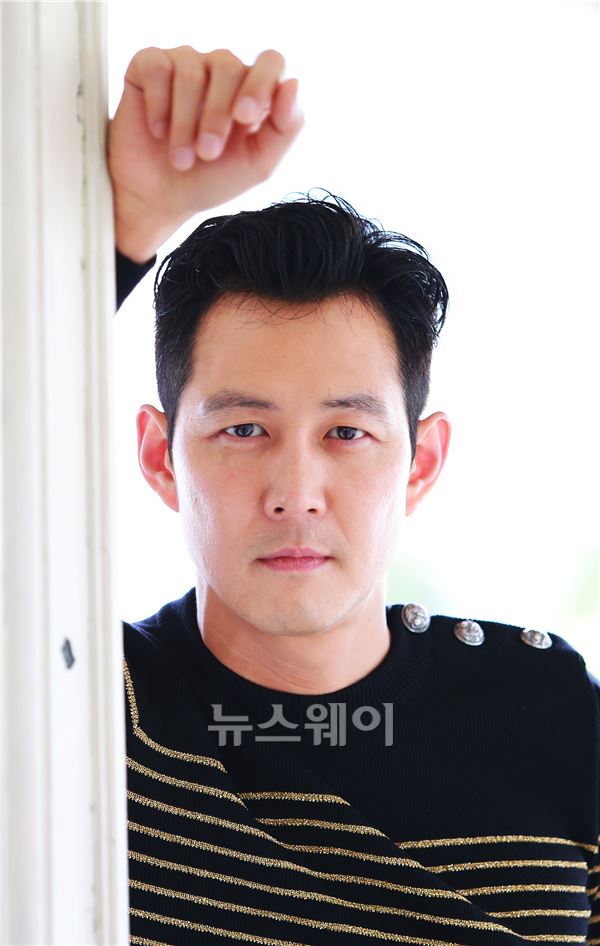 9월 11일 개봉하는 영화 ‘관상’에서 수양대군 역을 맡은 배우 이정재가 6일 오후 삼청동의 한 카페에서 진행된 <뉴스웨이>와의 인터뷰에 앞서 사진촬영을 위한 포즈를 취하고 있다. 김동민 기자 life@newsway.co.kr
