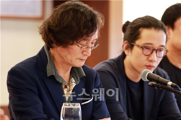 9일 오전 서울 프레스센타 외신기자클럽에서 영화 <천안함 프로젝트>상영중단에 대한 영화인 기자회견이 열렸다. 좌로부터 정지영 제작자, 백승우 감독. 김동민 기자. life@newsway.co.kr