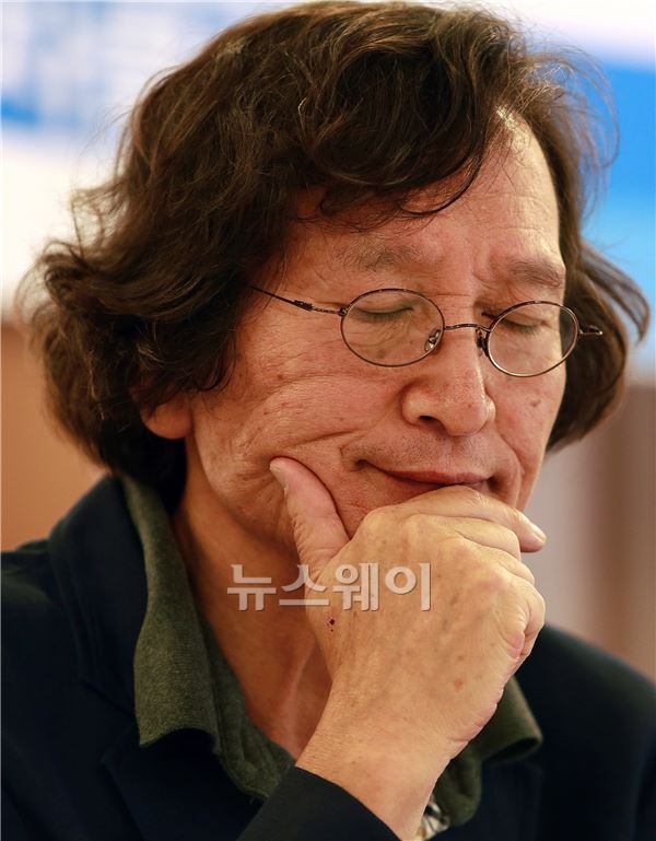 9일 오전 서울 프레스센타 외신기자클럽에서 영화 <천안함 프로젝트>상영중단에 대한 영화인 기자회견이 열렸다. 생각에 잠긴 정지영 제작자. 김동민 기자. life@newsway.co.kr