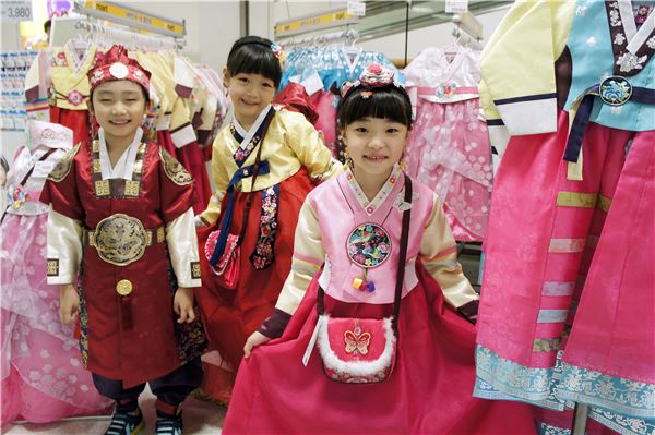 9일 오전 서울 성수동 이마트 성수점에서 아동 모델들이 한복을 입고 포즈를 취하고 있는 모습 / 사진=이마트 제공