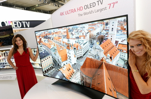 LG전자가 지난 6일(현지시간) 독일 베를린 ‘IFA 2013’에서 세계최대 77형 ‘울트라HD 곡면 올레드 TV’를 공개했다. 사진=LG전자 제공