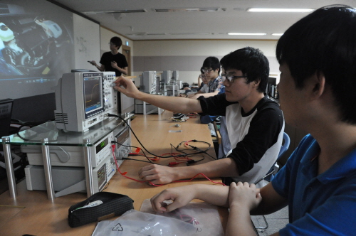 연암공업대학 스마트융합학부 학생들이 '회로이론' 수업에서 계측기를 작동해 전기자동차에 사용되는 전기전자 회로를 실험하고 있는 모습. 사진=LG 제공